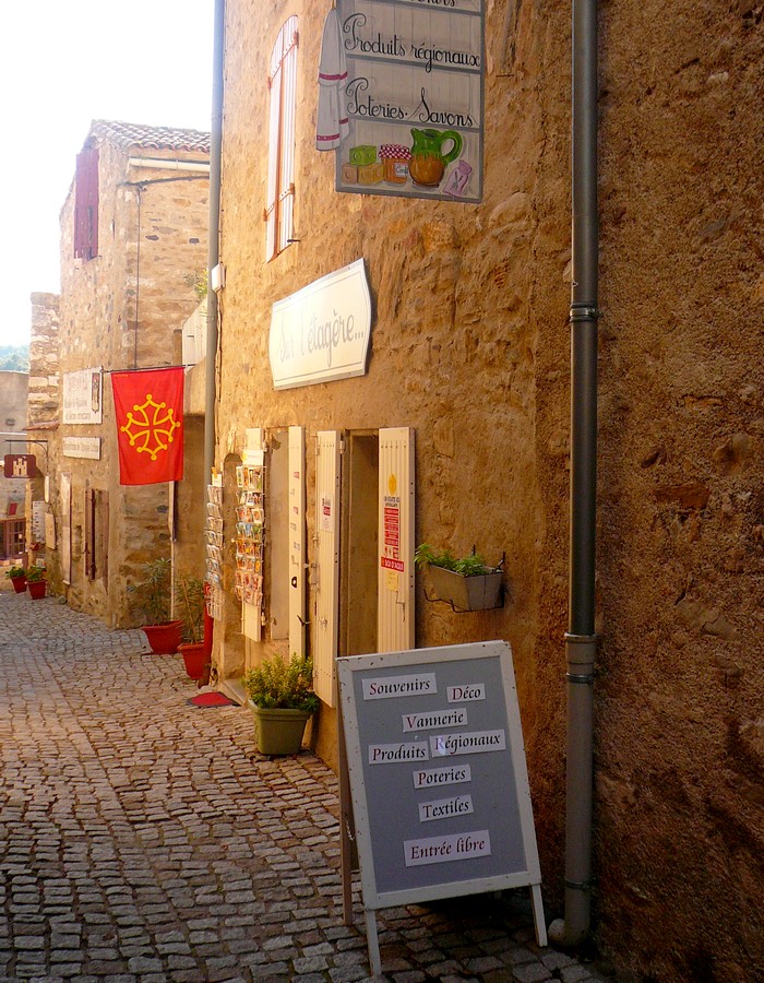 Rue au cœur de Minerve - Hérault, le Languedoc © Photothèque Hérault Tourisme - S. Lucchese